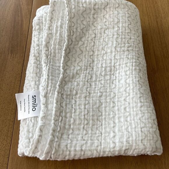 BUNDLE OF 3 PCS BABY BATH TOWEL AND 2 LARGE SWADDLING BLANKETS. - Picture 5 of 5